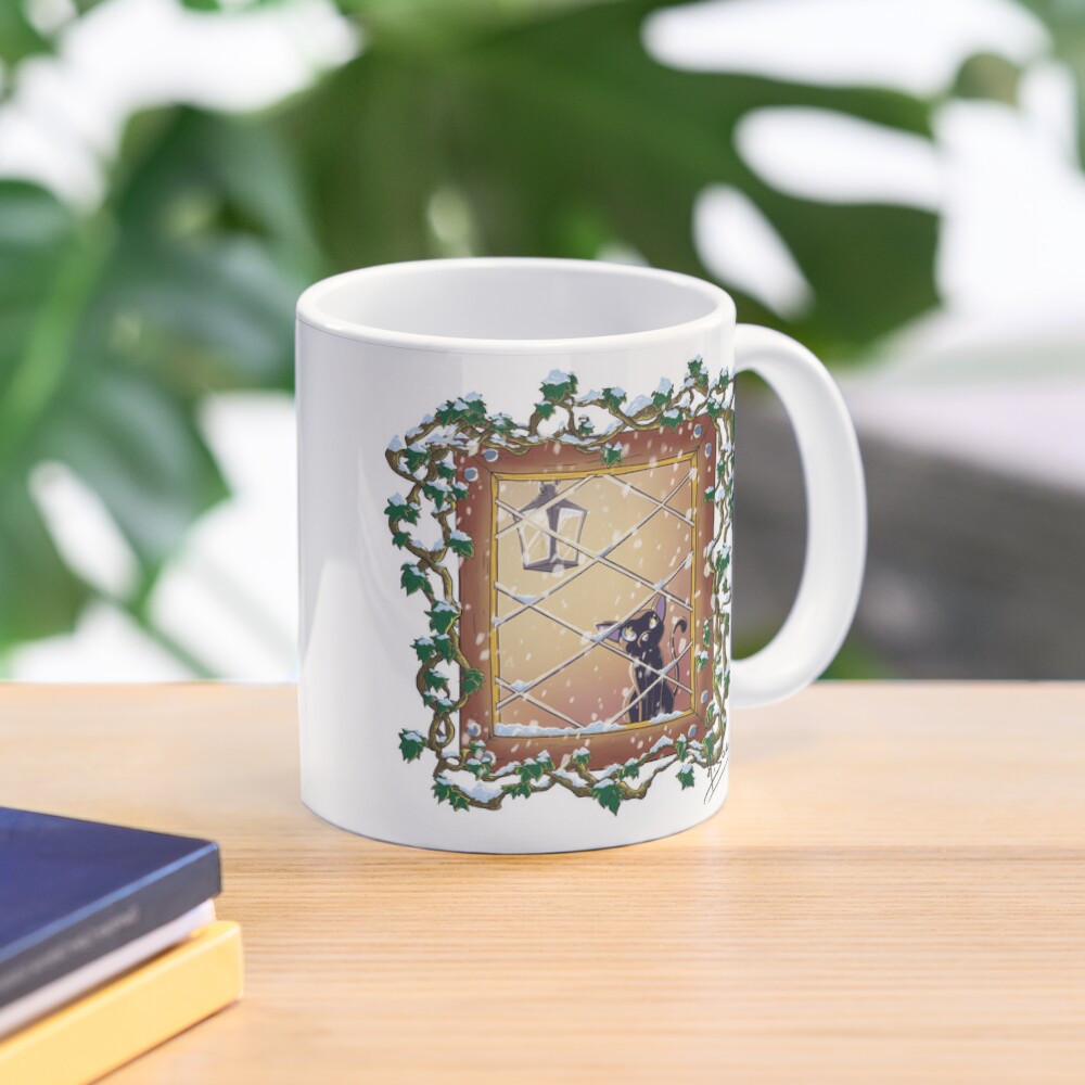 Mug décoré d'un chat mignon qui regarde la neige tomber à travers la fenêtre, en hiver ©Ysae illustrations