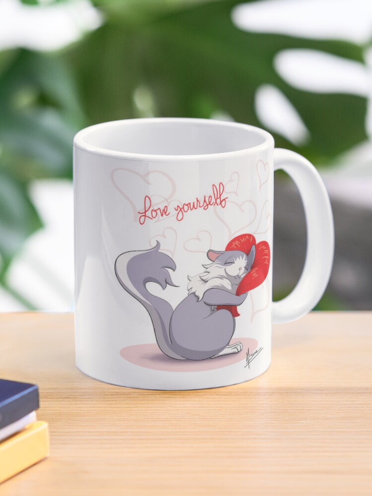 Mug orné d'un dessin numérique représentant un chat mignon qui fait un câlin à un cœur. Au dessus on peut lire "Love yourself" ©Ysae illustrations