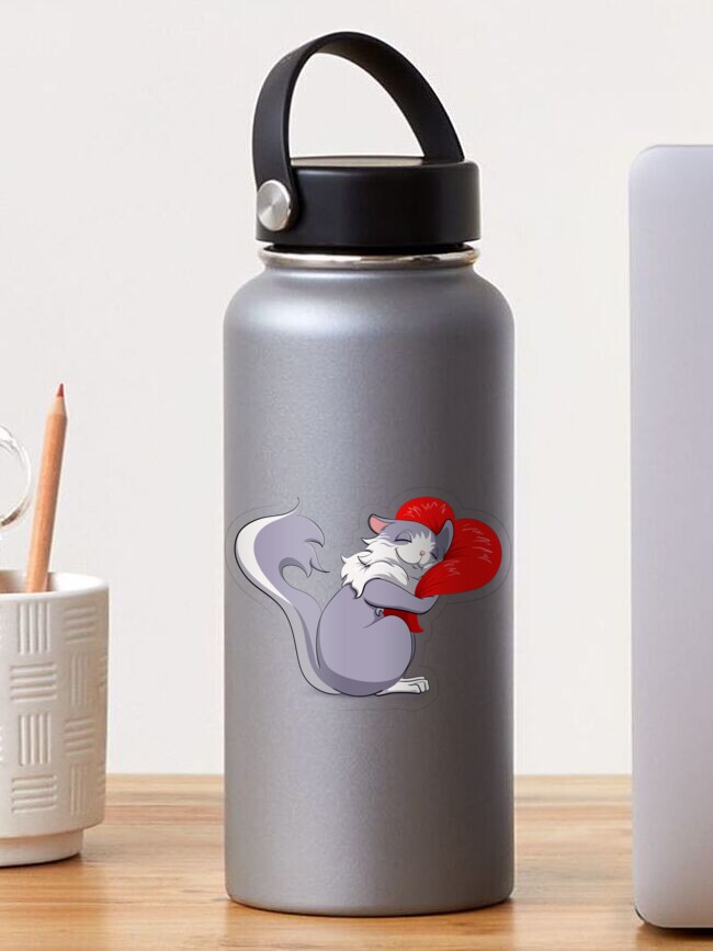 Sticker d'un dessin numérique représentant un chat mignon qui fait un câlin à un cœur, collé sur une gourde ©Ysae illustrations