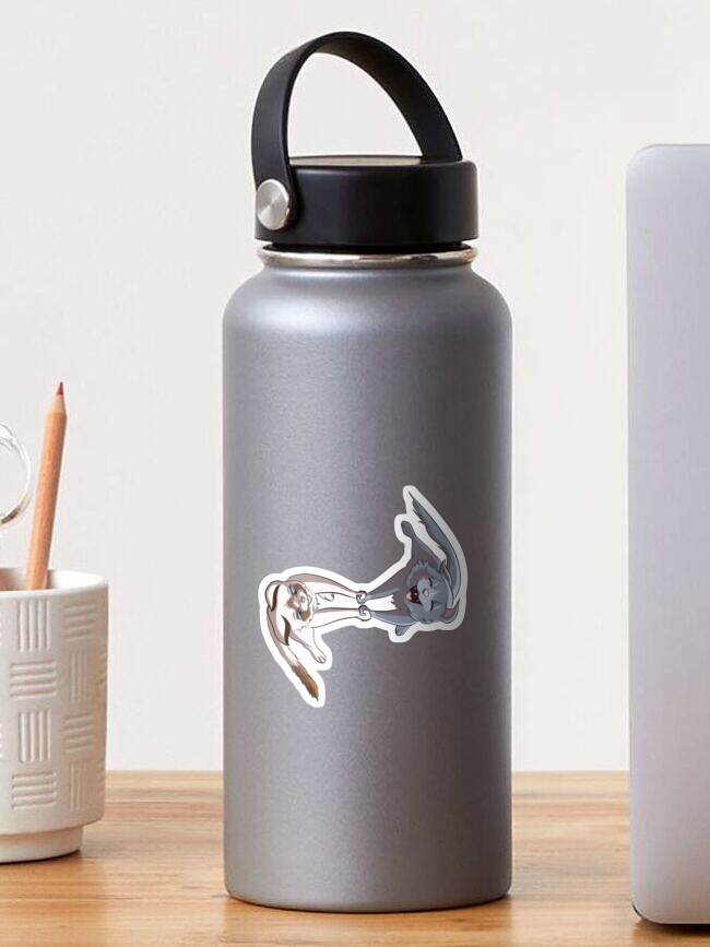 Sticker collé sur une gourde représentant deux chats amoureux et heureux qui dansent ©Ysae illustrations