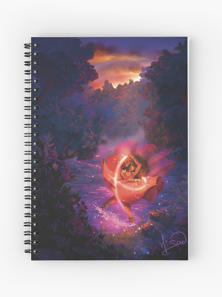 Carnet à spirale dont la couverture est un dessin numérique représentant une femme qui danse dans la forêt, les pieds dans l'eau et des bâtons enflammés dans les mains, pour célébrer les feu de Beltaine, la fête païenne de May Day ©Ysae illustrations