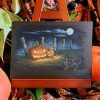 Dessin original à la gouache présenté sur un chevalet représentant deux citrouilles creusées façon Jack O'lantern pour Halloween au bord d'un chemin, une nuit de plein lune @Ysae illustrations