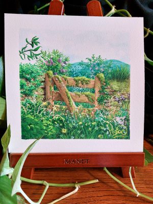 Dessin original à la gouache et présenté sur chevalet représentant la vieille barrière en bois d'un chemin abandonné perdu sous la végétation @Ysae illustrations