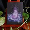 Dessin original à la gouache et présenté sur un chevalet représentant un feu spectral violet brûlant dans les herbes @Ysae illustrations