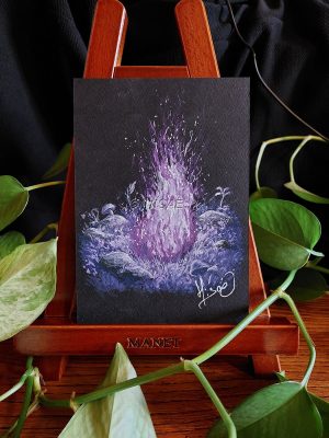 Dessin original à la gouache et présenté sur un chevalet représentant un feu spectral violet brûlant dans les herbes @Ysae illustrations