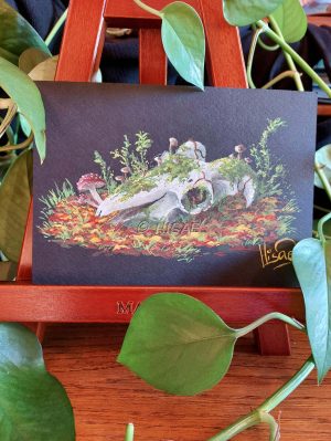 Gouache originale présentée sur chevalet représentant un crâne de mouton, un crâne oublié, caché dans les feuille morte et couvert de mousse @Ysae illustrations