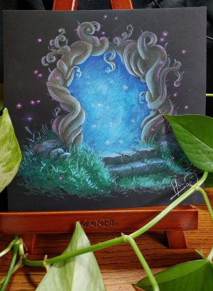 Gouache originale rehaussée de crayons de couleurs présentée sur un chevalet et représentant un portail magique formé par des troncs tordus et épineux @Ysae illustrations