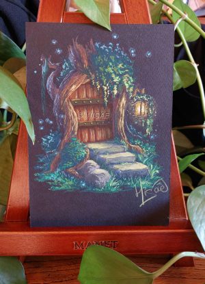 Gouache originale avec rehauts de crayons de couleur et présentée sur chevalet représentant la porte des fées, une petite porte cachée dans la forêt @Ysae illustrations