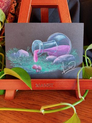 Dessin original à la gouache avec rehauts de crayons de couleurs et présenté sur chevalet représentant une potion magique dont une goutte est prête à tomber sur de touts petits champignons @Ysae illustrations