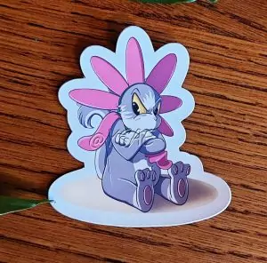 Sticker représentant un chat par content qui porte un costume de fleur @Ysae illustrations