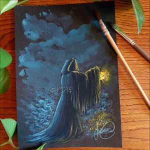 Gouache originale représentant un esprit encapuchonné tenant une lanterne dans un paysage sombre et mystérieux @Ysae illustrations