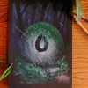 Gouache originale représentant une pierre de sorcières (hag stone) au creux de laquelle se trouve un feu follet @Ysae illustrations