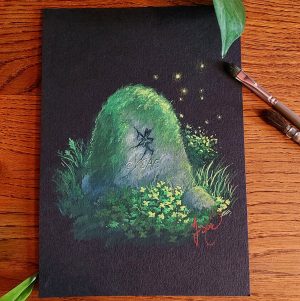 Gouache originale représentant une pierre dressée gravée d'un trèfle à quatre feuilles avec, à son pied, des trèfles qui poussent @Ysae illustrations