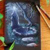 Gouache originale représentant un paysage éclairé par la lune où on trouve une pierre dressée, un bassin et un arbre @Ysae illustrations