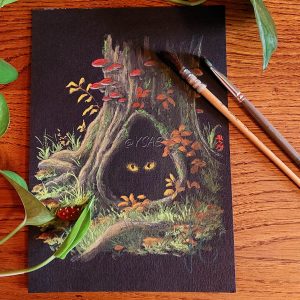 Gouache originale représentant un arbre creux dans une forêt automnale dans lequel on perçoit des yeux jaune iridescents @Ysae illustrations